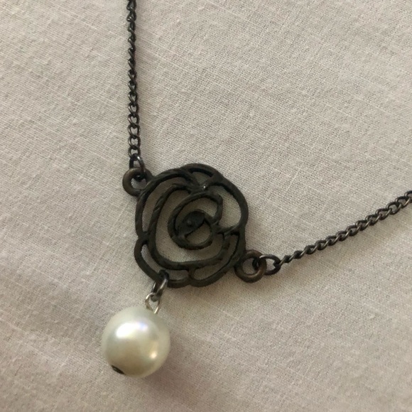 Handmade Black rose pendant necklace with faux-pearl - Picture 2 of 3